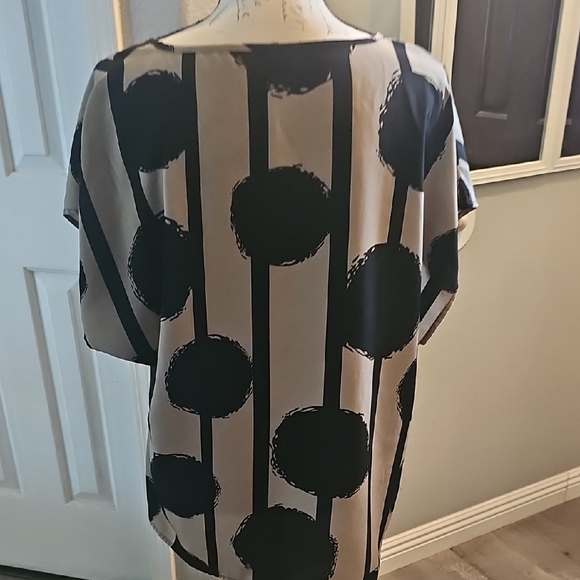 Black‎ and Tan Women's Top - Picture 4 of 5